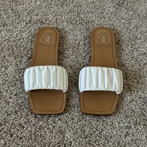 VICI Oasis Society white flats Sandals women’s size 7.5